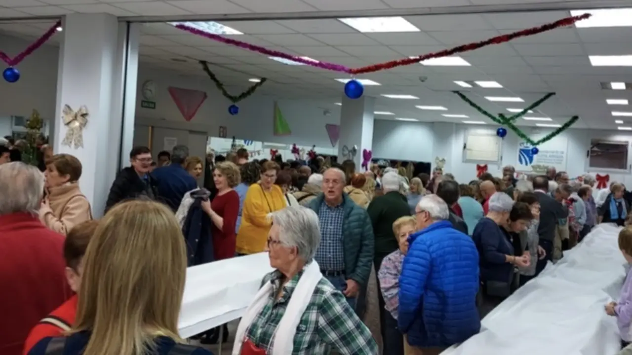 Varias personas mayores reunidas.