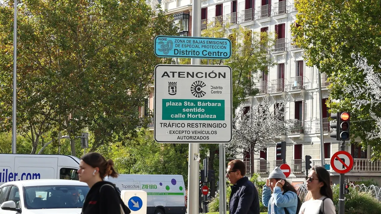 Un cartel marca la el Inicio de una Zona de Bajas Emisiones (ZBE). Imagen de archivo.
