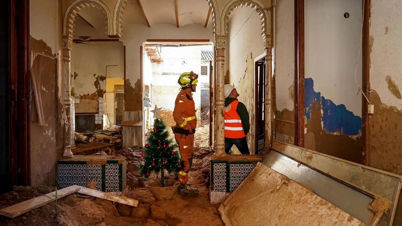 Efectivos de los bomberos revisan el interior de un edificio en Paiporta. Imagen de archivo.