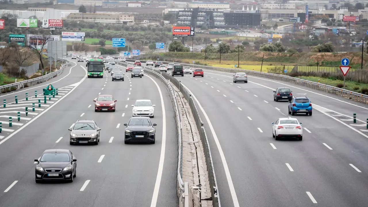 Imagen de archivo. Varios coches circulan por la autov&iacute;a del Suroeste, A-5, a 8 de enero de 2023, en Madrid (Espa&ntilde;a). En el dispositivo de tr&aacute;fico para la tercera y &uacute;ltima fase de la operaci&oacute;n especial de la Direcci&oacute;n General de Tr&aacute;fico.