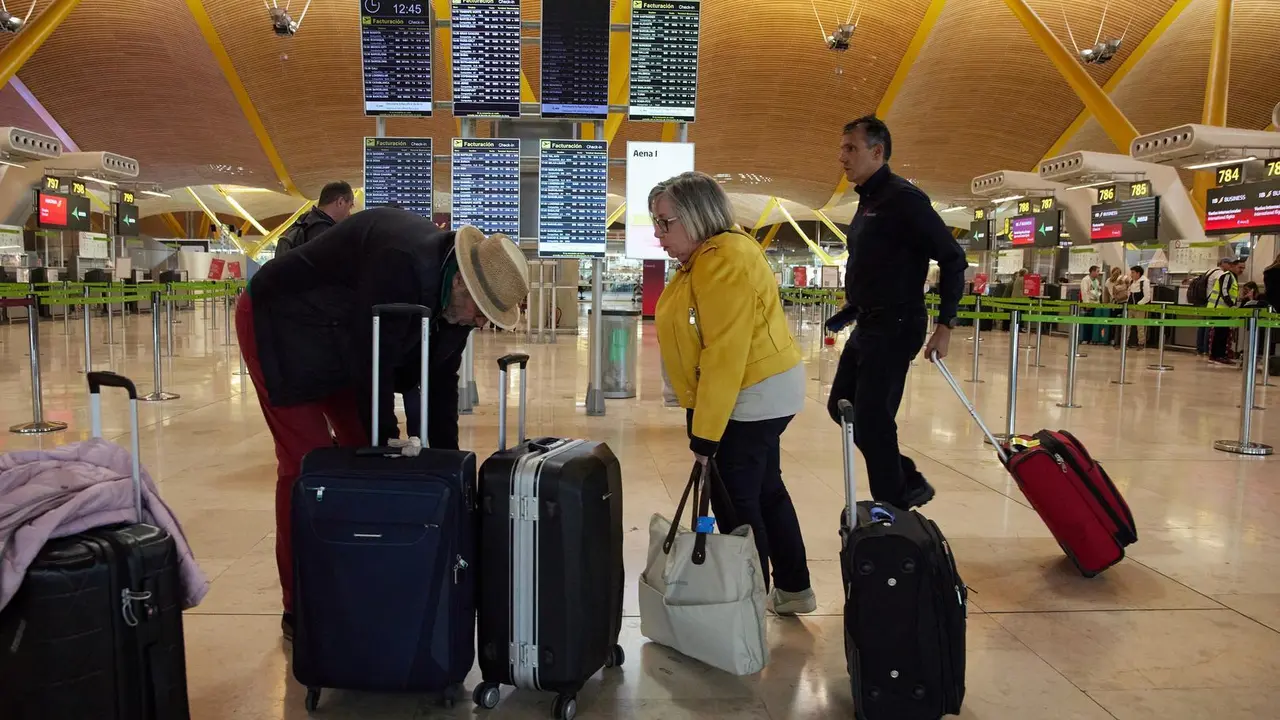 Imagen de archivo. Pasajeros en la zona de facturaci&oacute;n de la Terminal 4 del Aeropuerto Adolfo Su&aacute;rez Madrid- Barajas, en Madrid (Espa&ntilde;a).