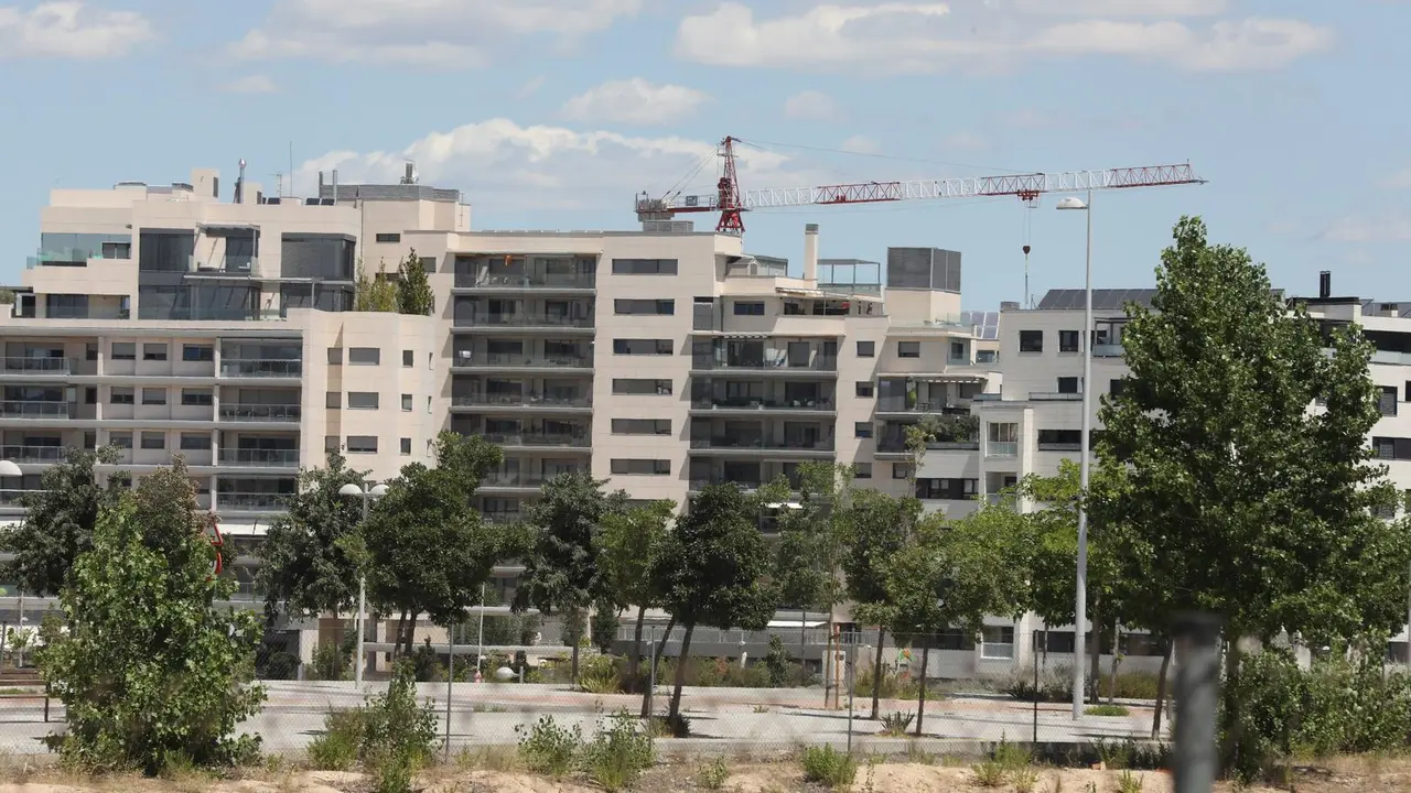 Imagen de archivo. Edificios en construcci&oacute;n en Madrid en julio de 2020.