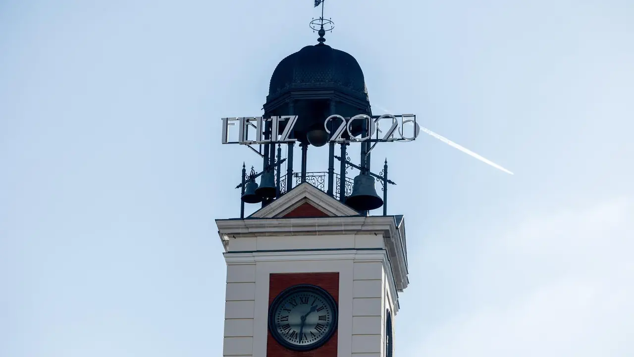 El cartel luminoso en el que se lee &lsquo;Feliz 2025&rsquo; colocado para las Campanadas de Nochevieja, en la Puerta del Sol, a 28 de diciembre de 2024, en Madrid (Espa&ntilde;a). El reloj de la Real Casa de Correos estrena esta Nochevieja el cartel luminoso.