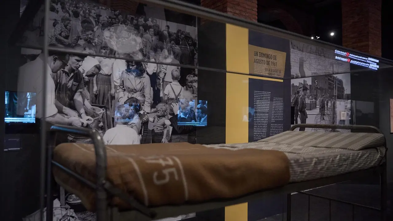Una cama de un campo de concentraci&oacute;n en la exposici&oacute;n &lsquo;El Muro de Berl&iacute;n. Un mundo dividido.