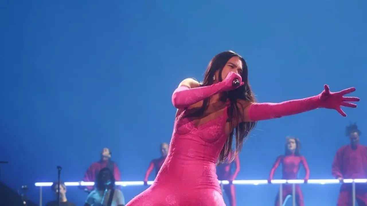 Imagen de Dua Lipa actuando.