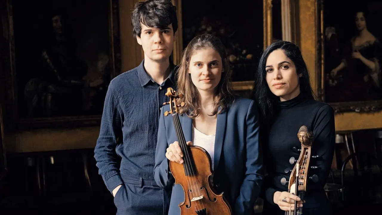 El tr&iacute;o de m&uacute;sicos que interpreta el proyecto de Destin&eacute;es. Imagen: ean-Baptiste Millot.
