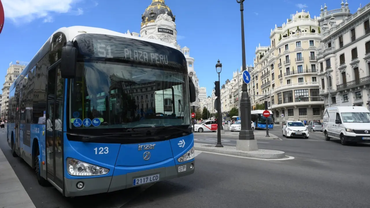 Autob&uacute;s de la EMT circulando por Madrid.
