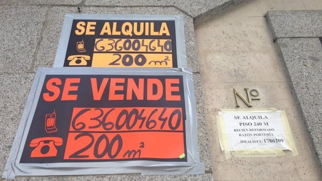 Carteles de venta y alquiler.