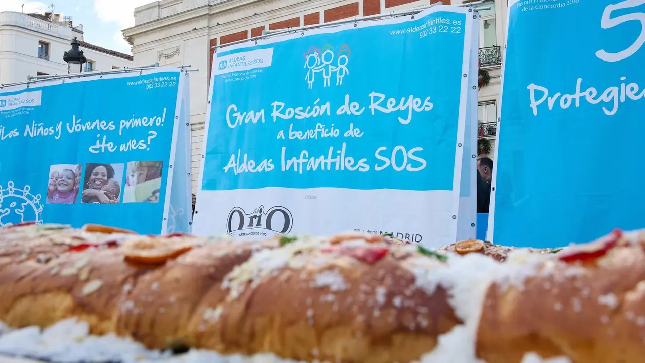 Reparto del rosc&oacute;n de reyes de Aldeas Infantiles SOS, en la Puerta del Sol, a 5 de enero.