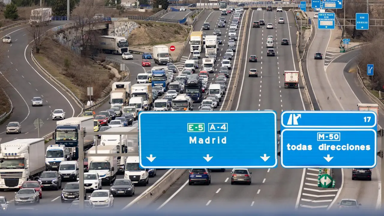 Circulaci&oacute;n en el Km 17 de la autov&iacute;a A4.
