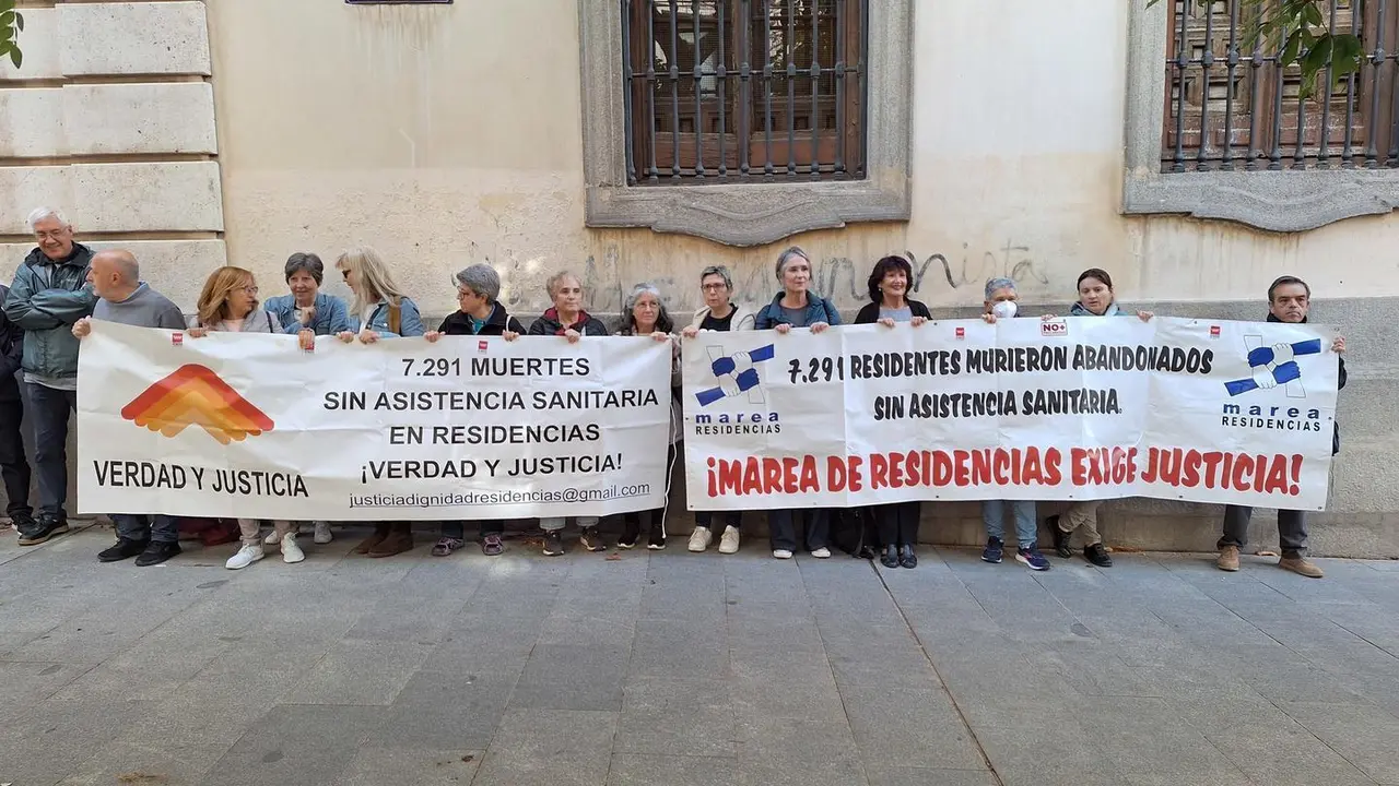 Las asociaciones de familiares de v&iacute;ctimas en las residencias de Madrid presentan una denuncia ante la Fiscal&iacute;a de Justicia, el jueves 10 de octubre de 2024, en Madrid.
