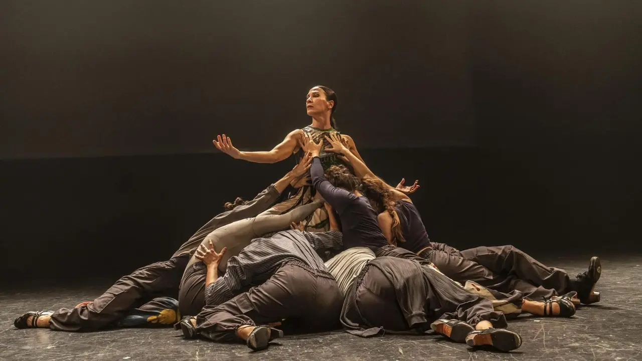 Imagen de escena de Fronteras en el aire, de &Aacute;ngel Rojas Dance Project. Imagen cedida por Teatros del Canal.