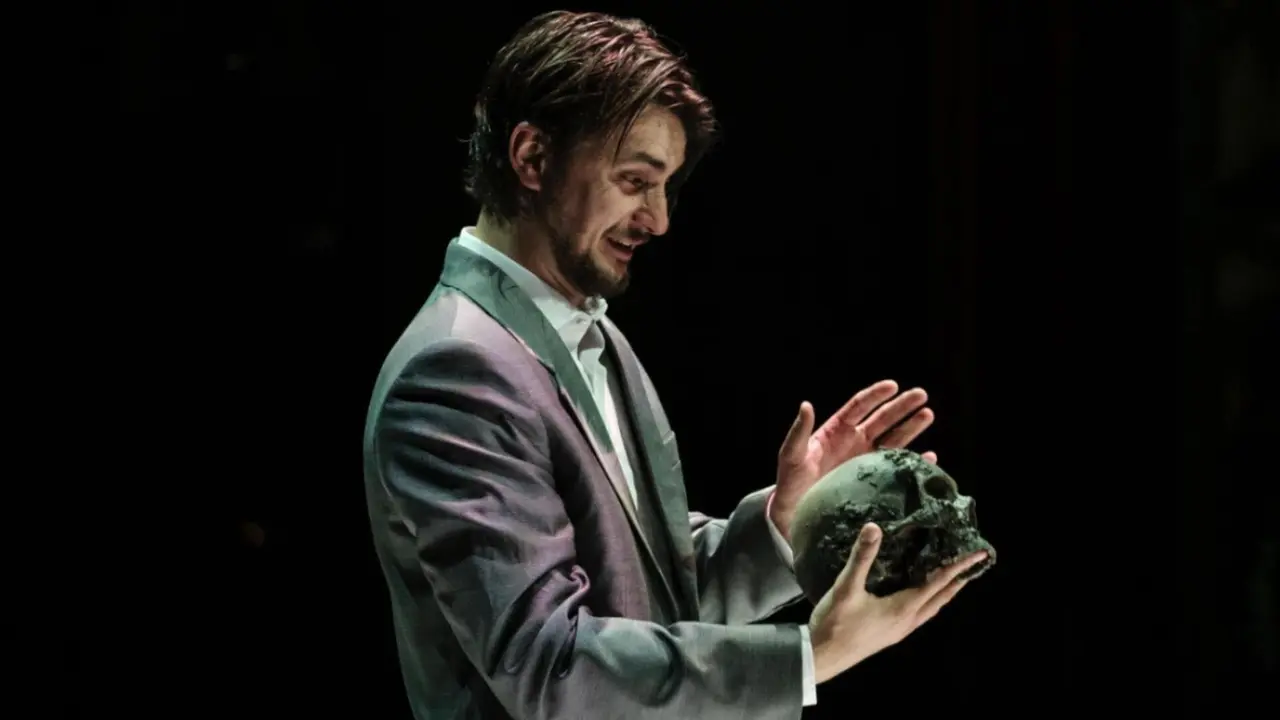 El actor Vlad Udrescu como Hamlet durante un momento de la representaci&oacute;n.