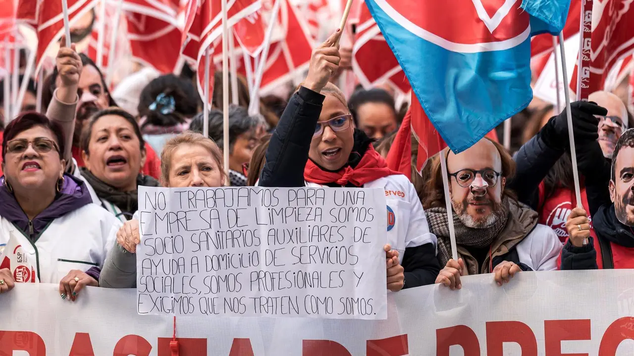 Los trabajadores del Servicio de Ayuda a Domicilio (SAD), tanto del Ayuntamiento de Madrid como de la Comunidad, durante una concentraci&oacute;n frente al Ayuntamiento de Madrid, a 23 de diciembre de 2024, en Madrid (Espa&ntilde;a).