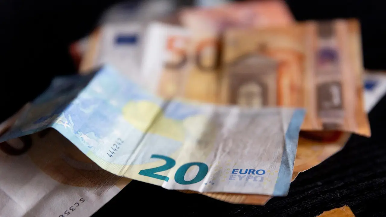 Varios billetes.