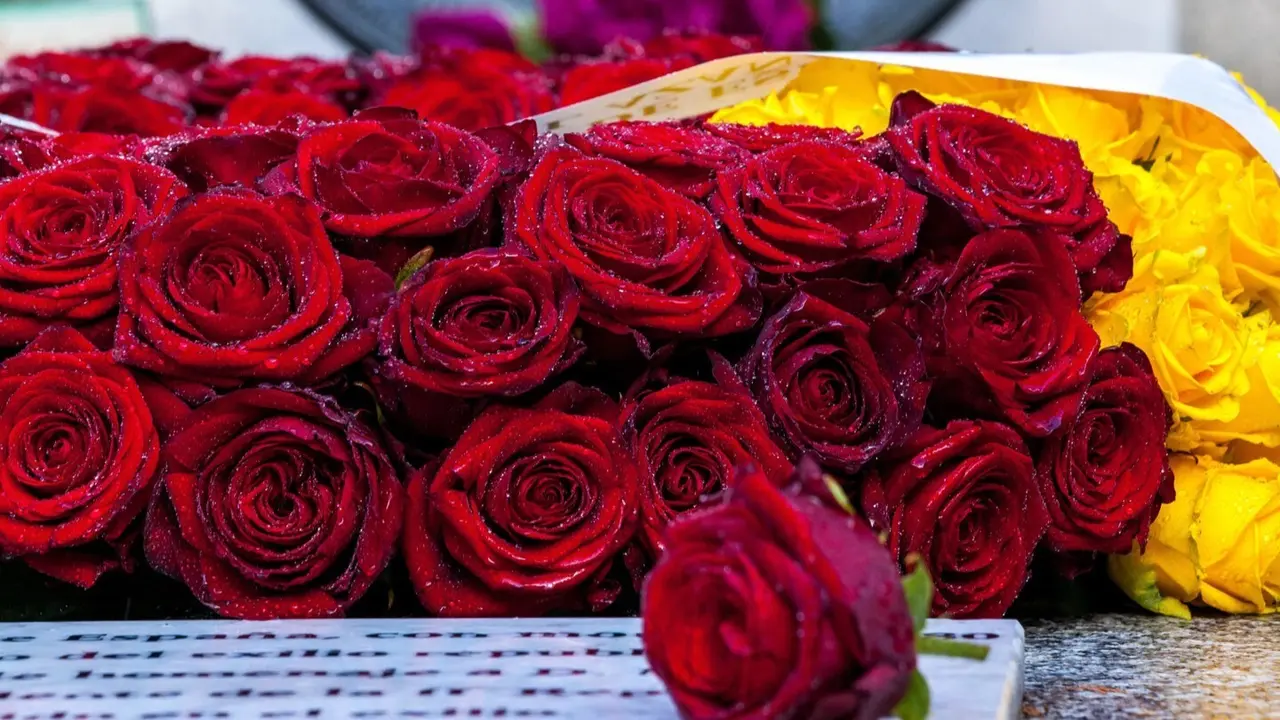 Imagen de archivo. Una corona de rosas rojas en la tumba de Manuel Aza&ntilde;a.