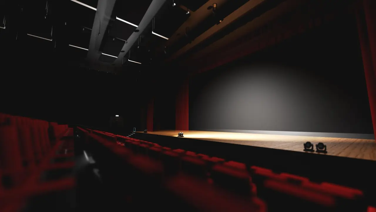 Teatro con escenario vac&iacute;o en el centro de atenci&oacute;n. Cortina y asientos rojos del teatro. Imagen de archivo.