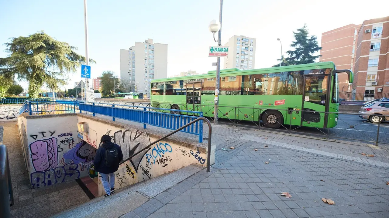 Imagen de archivo. Una persona baja las escaleras que dan al paso subterr&aacute;neo de la A-5 en Padre Piquer, a 4 de diciembre de 2024, en Madrid.