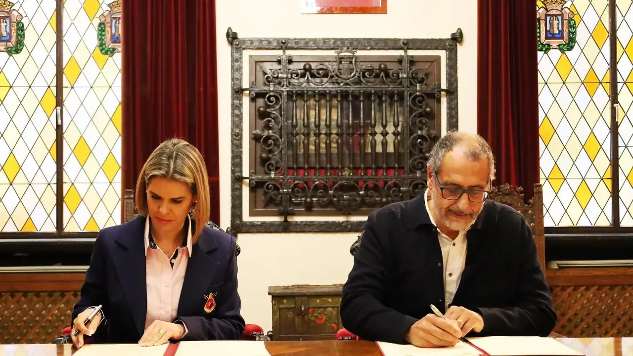 La alcaldesa complutense, Judith Piquet, ha firmado un convenio de reforestaci&oacute;n con la fundaci&oacute;n Plant For The Planet.