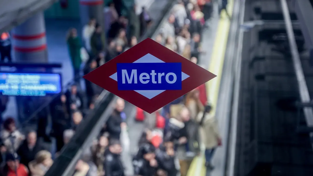 Decenas de personas en una estaci&oacute;n de Metro.