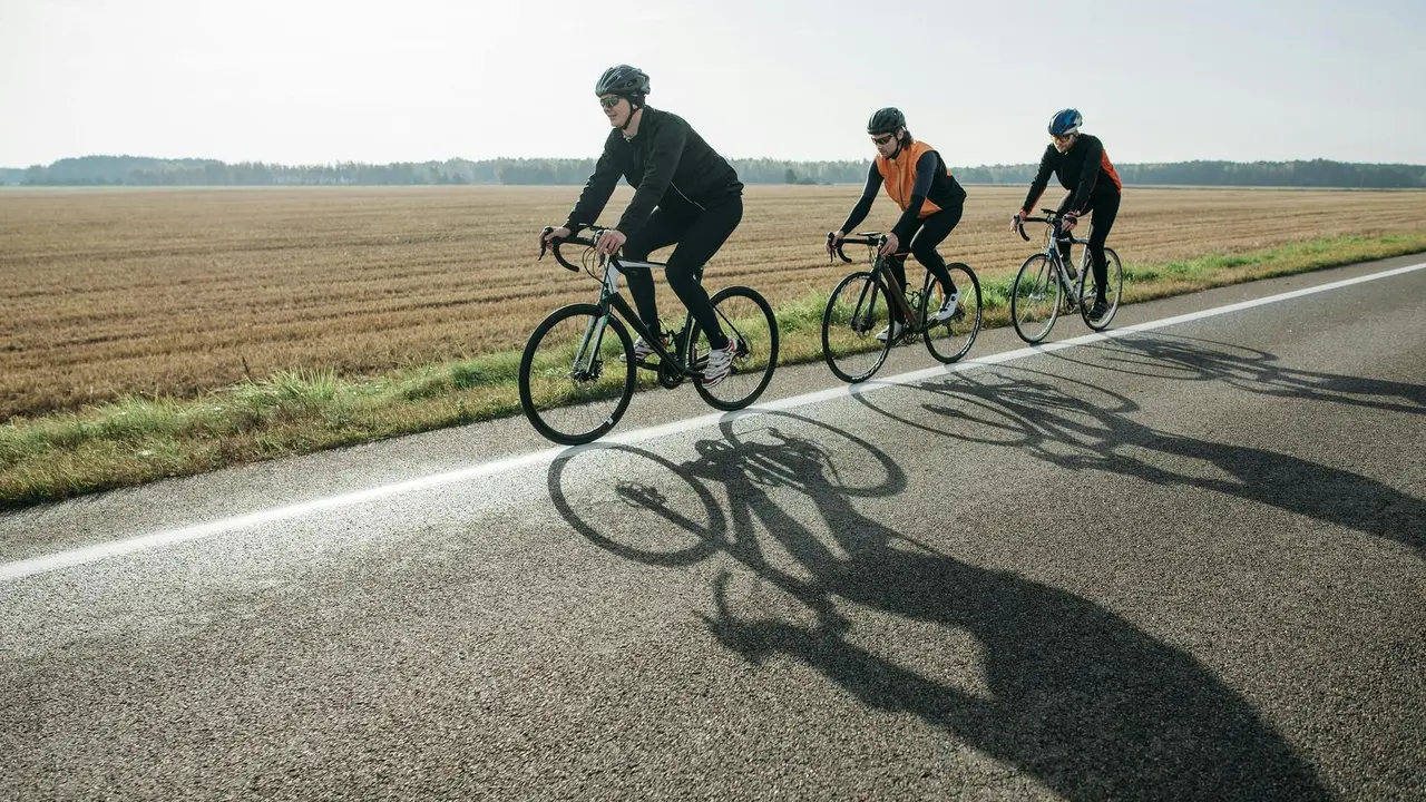 Bicicletas en la carretera.