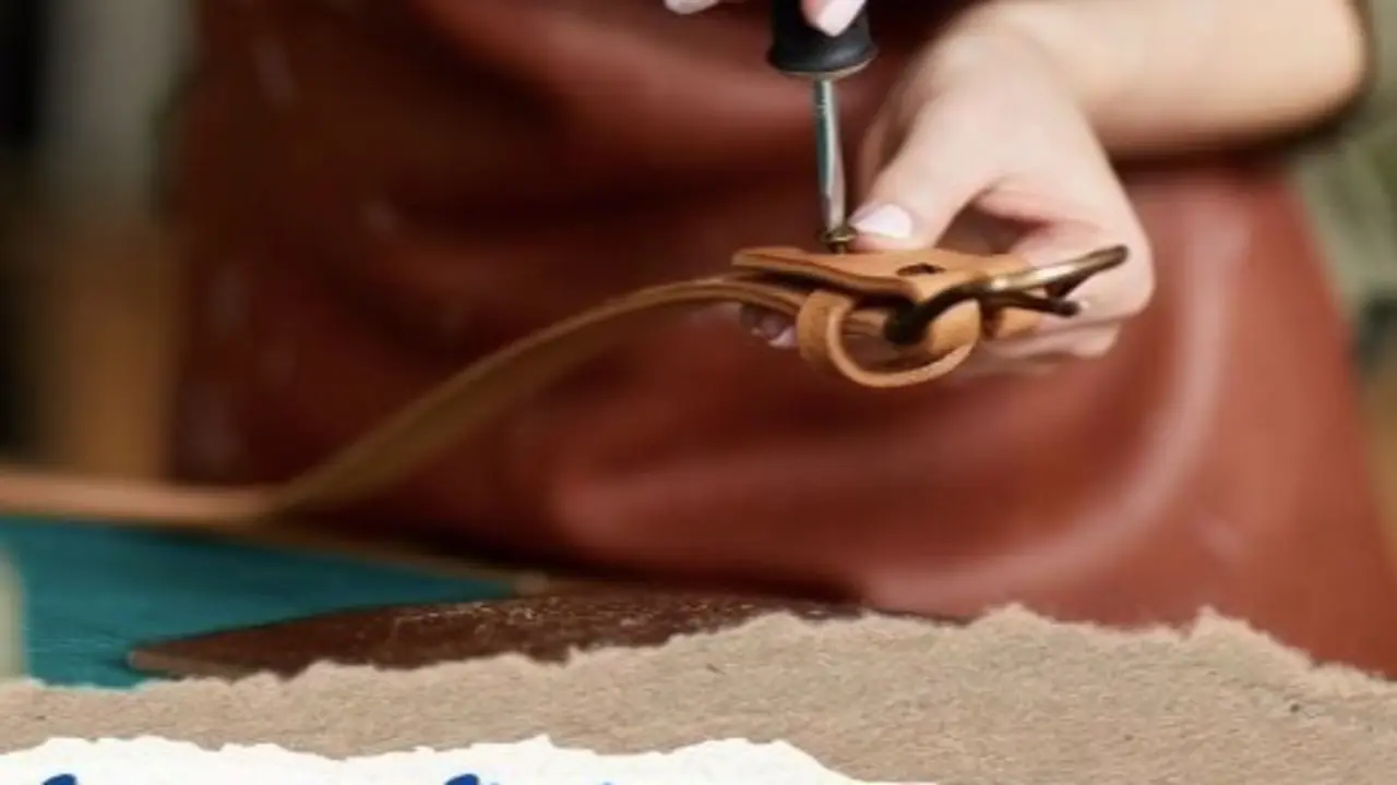 Artesano trabajando el cuero.