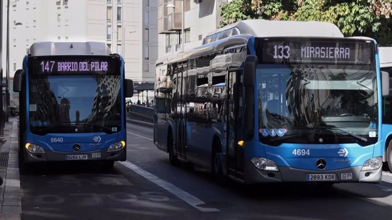 Dos autobuses de la EMT circulando.