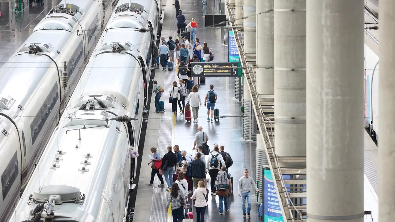 Viajeros con maletas en uno de los andenes de la estaci&oacute;n Almudena Grandes-Atocha Cercan&iacute;as.