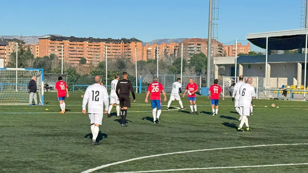 Cargar m&aacute;is
Personas mayores en un partido de f&uacute;tbol andando, en Majadahonda, Madrid.
