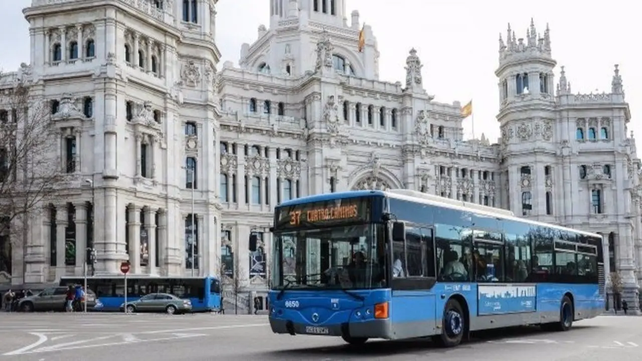 Autob&uacute;s circulando por Madrid.