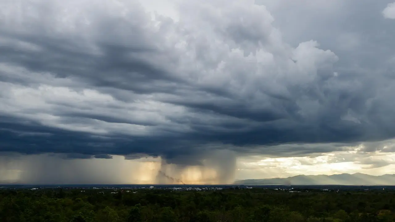 Nubes de tormenta en el cielo. Imagen de archivo.