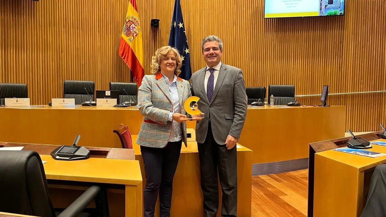 Alcal&aacute; recibe el premio Turismo Urbano 2024 de Competur en el Congreso de los Diputados.