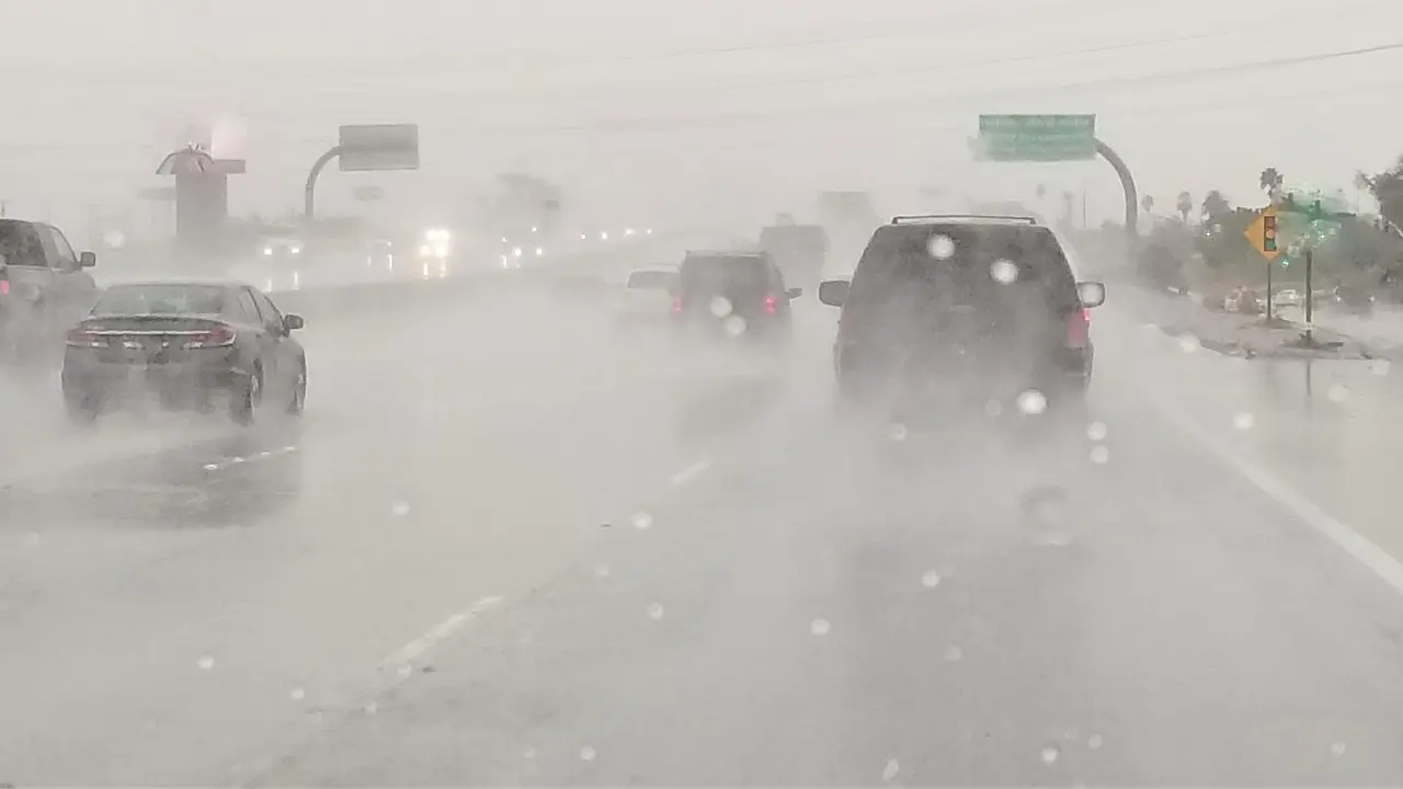Lluvia en una carretera. Imagen de archivo.