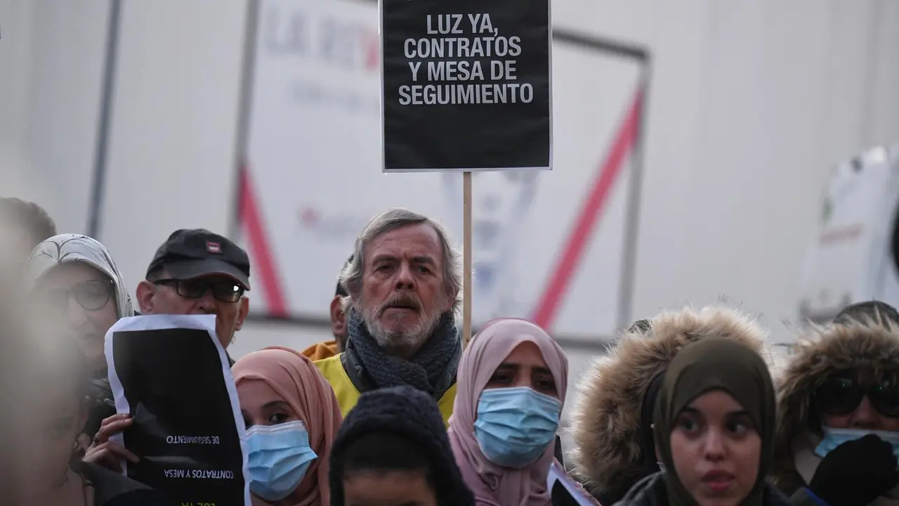 Imagen de archivo. Varias personas que se manifiestan para pedir que el suministro el&eacute;ctrico vuelva a la Ca&ntilde;ada Real frente a la Asamblea de Madrid.
