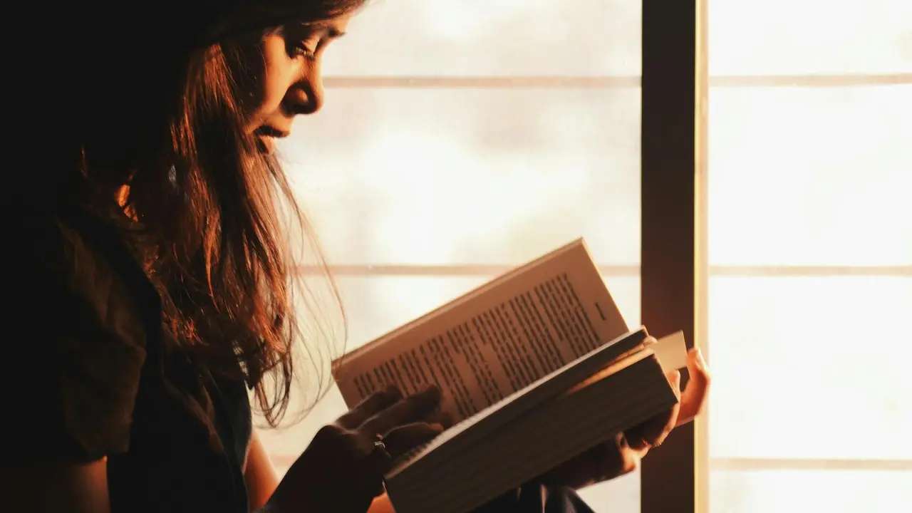 Ni&ntilde;a leyendo.