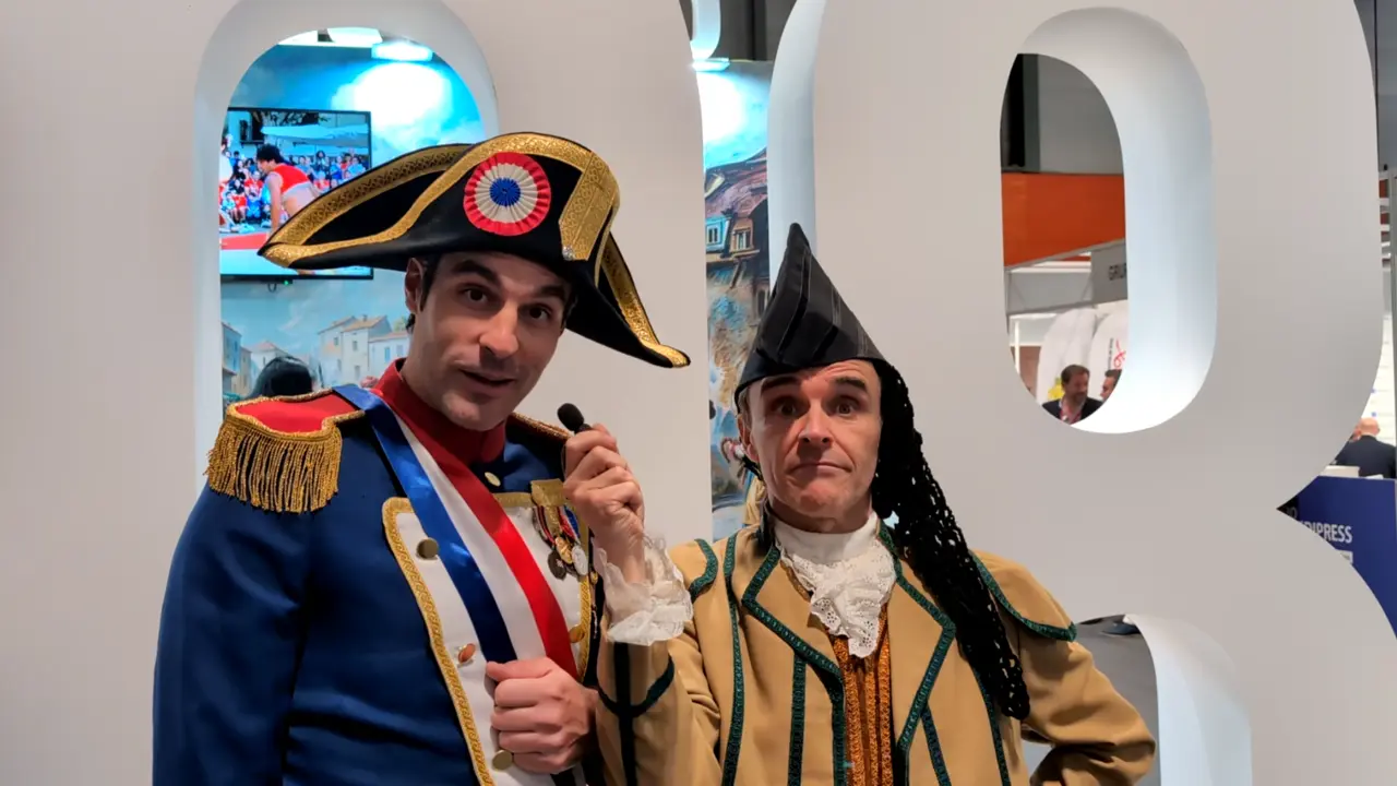 Los actores Javi Tornador y To&ntilde;o Balach representando a Napole&oacute;n Bonaparte y Andr&eacute;s Torrej&oacute;n respectivamente en el 'stand' de M&oacute;stoles en FITUR 2025.