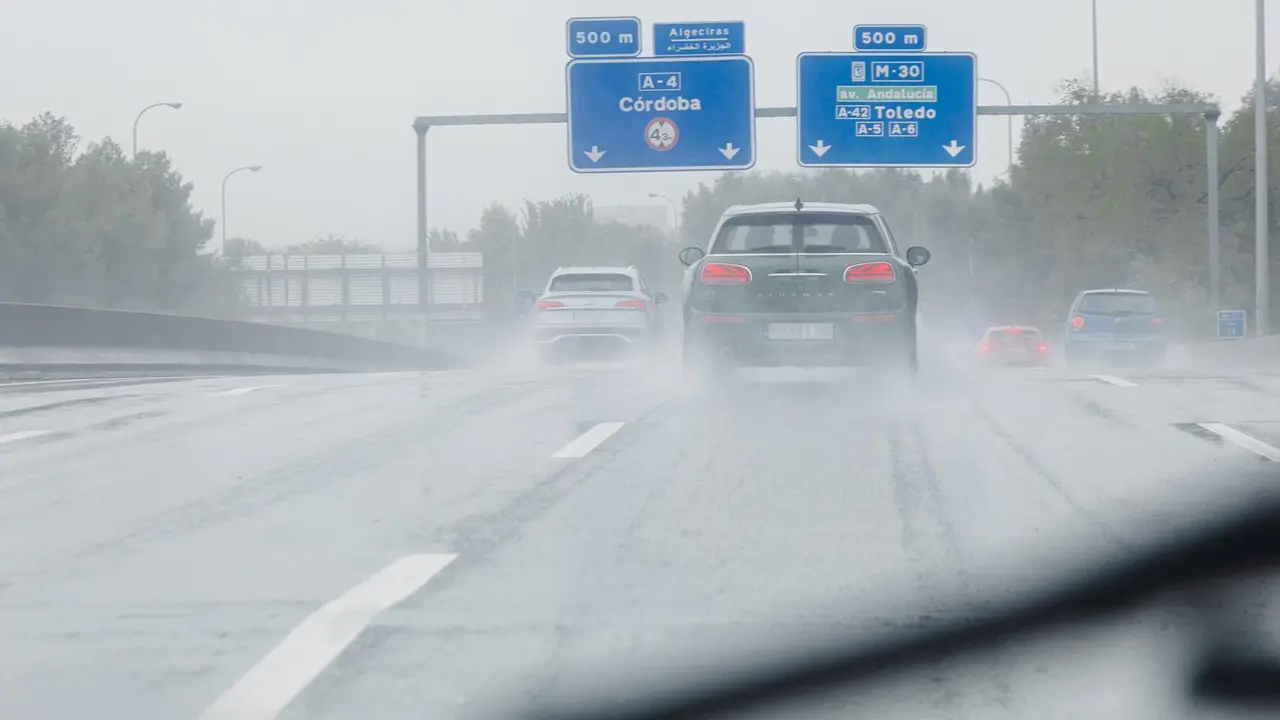 Coches circulando bajo la lluvia.