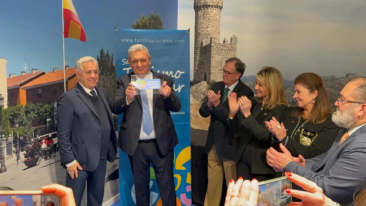 El equipo de Torrelodones recibiendo el sello.