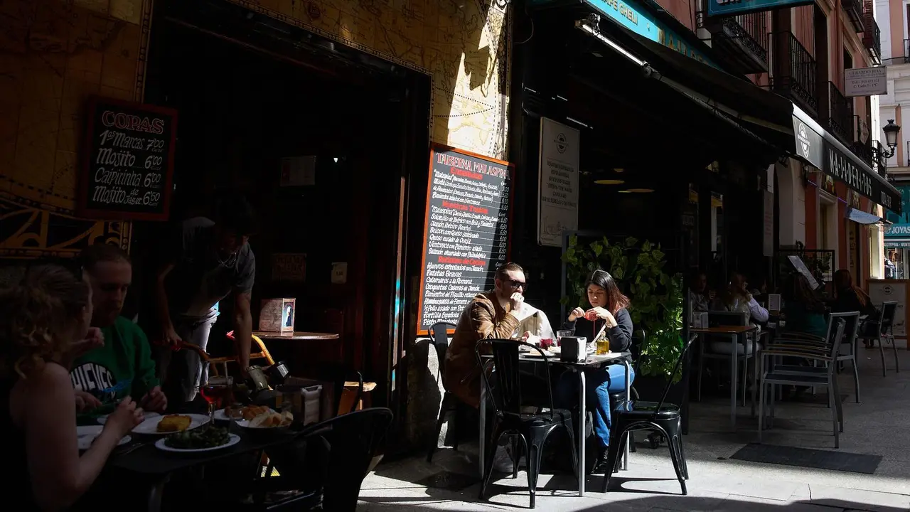 Imagen de archivo. Ambiente en una terraza de un bar, a 21 de marzo de 2024, en Madrid (Espa&ntilde;a).