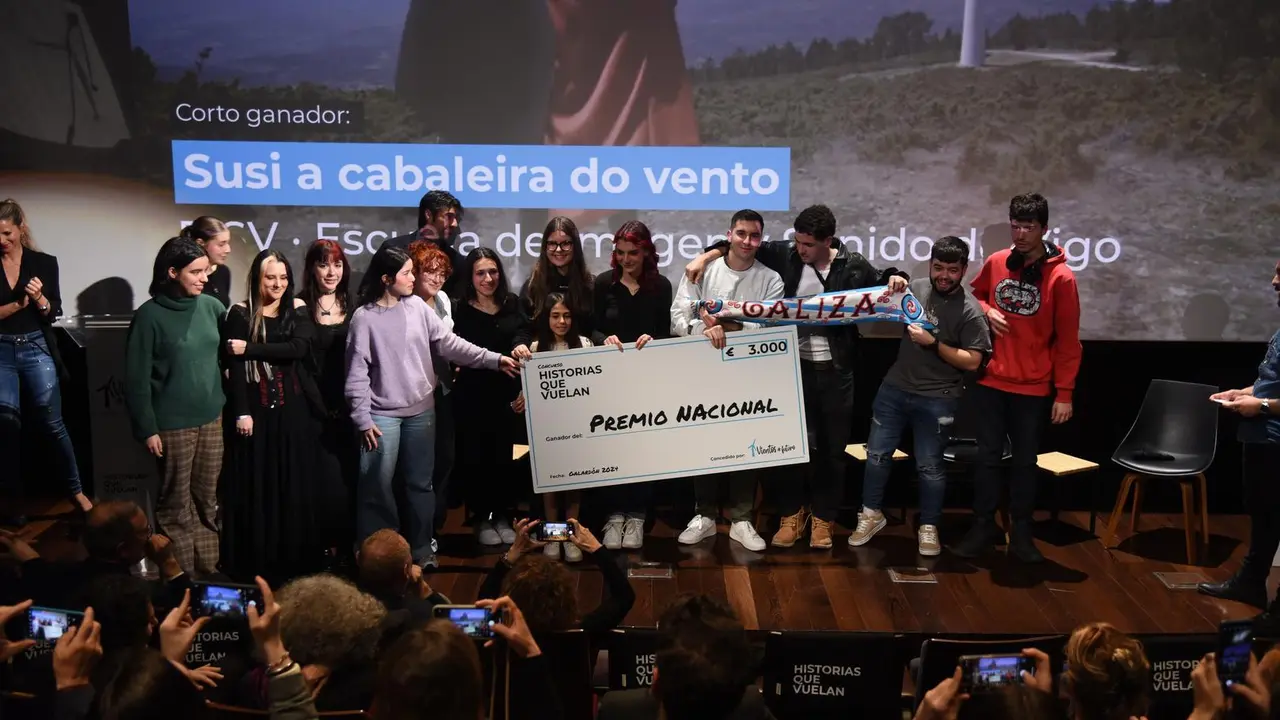 Estudiantes recibiendo la menci&oacute;n.