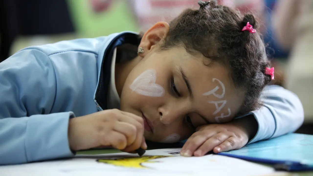 Ni&ntilde;a celebrando el D&iacute;a de la Paz.