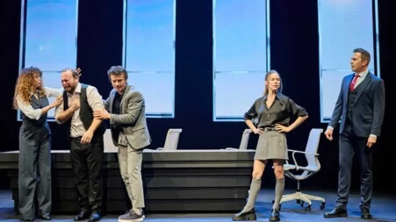 Escena de la obra &lsquo;El jefe del jefe&rsquo;, fotograf&iacute;a del Teatro Pav&oacute;n.