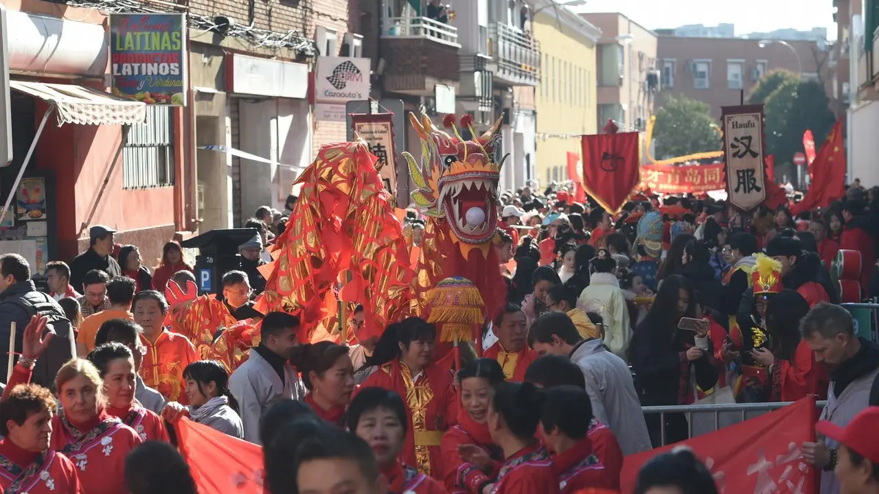Decenas de personas durante el Desfile del A&ntilde;o Nuevo Chino, a 2 de febrero de 2025, en Madrid (Espa&ntilde;a).