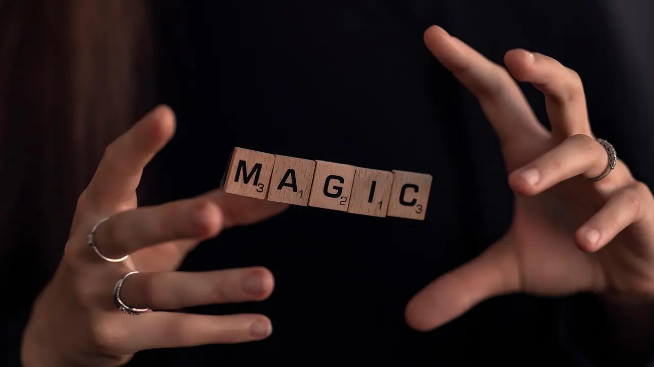 Manos con magia. Imagen de archivo.