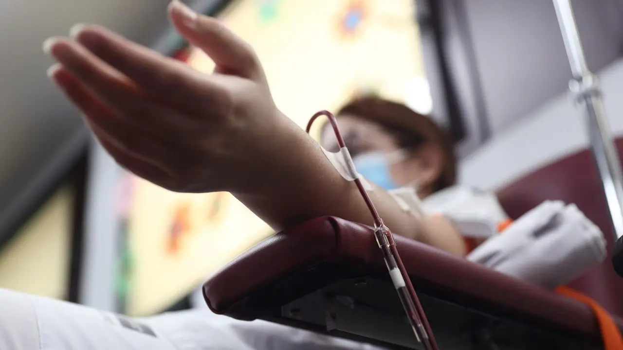 Una trabajadora sanitaria dona sangre.