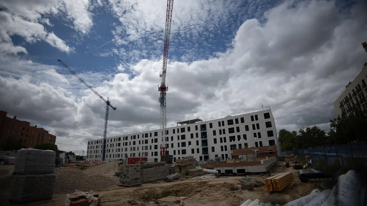 Construcci&oacute;n de un bloque de viviendas, a 26 de abril de 2024, en Madrid (Espa&ntilde;a).