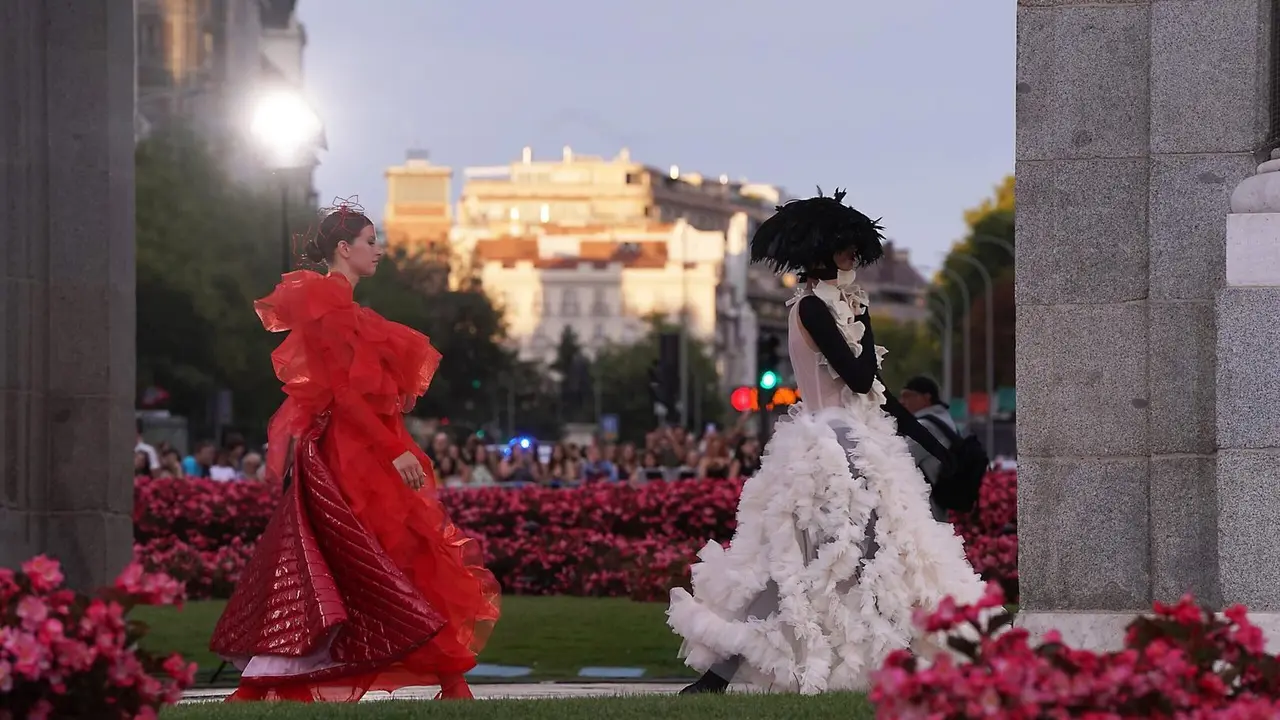 Desfile de moda en la Puerta de Alcal&aacute;. Imagen de archivo.