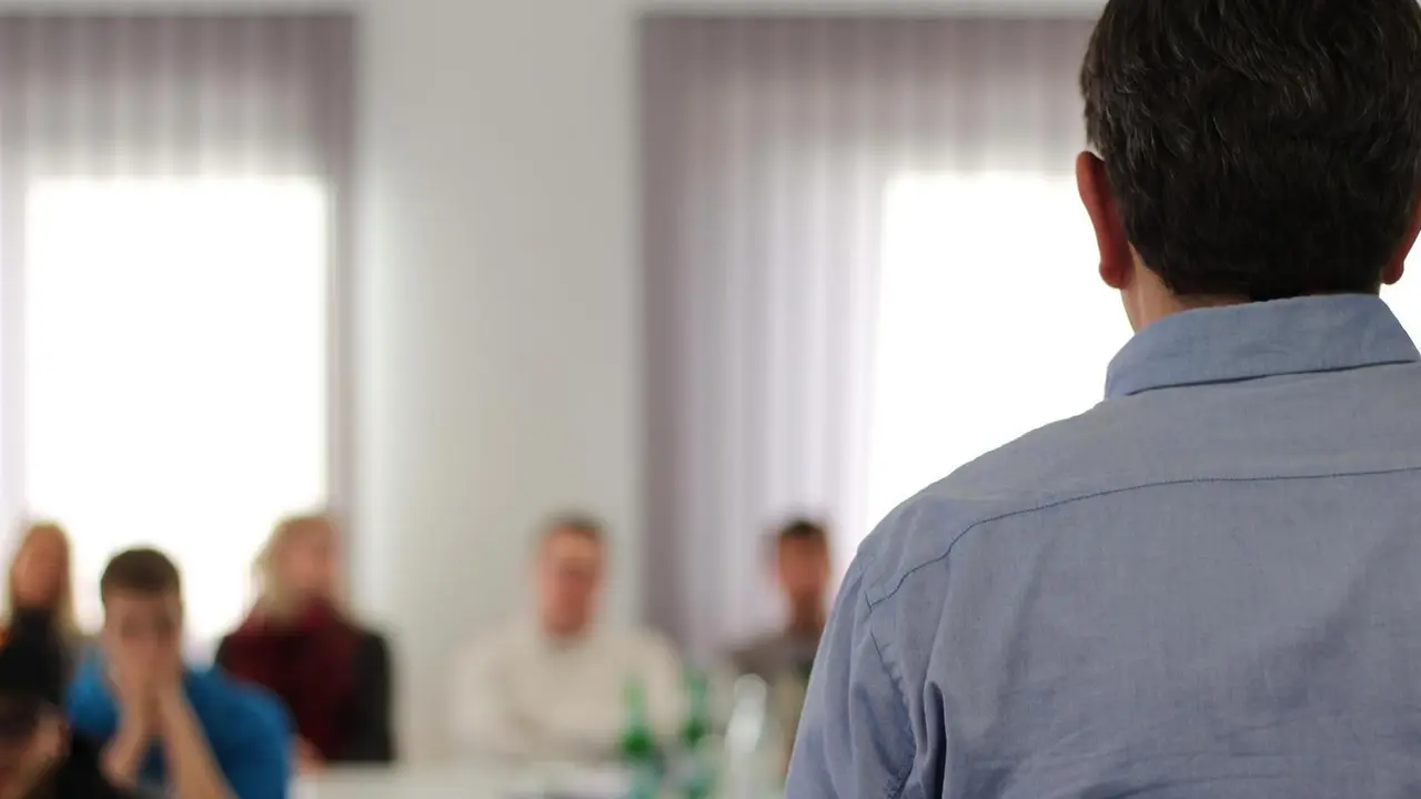 Profesor impartiendo un taller.