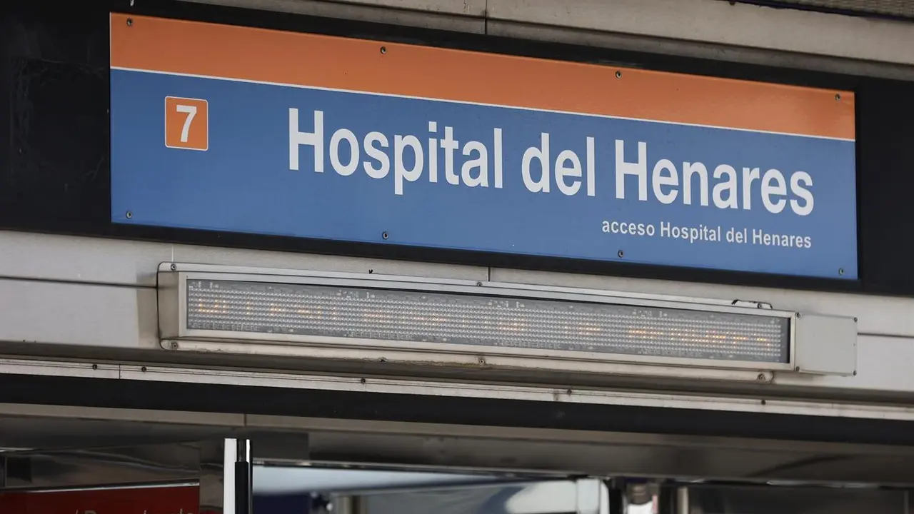 Entrada a la estaci&oacute;n de Metro 'Hospital del Henares' de la l&iacute;nea 7.