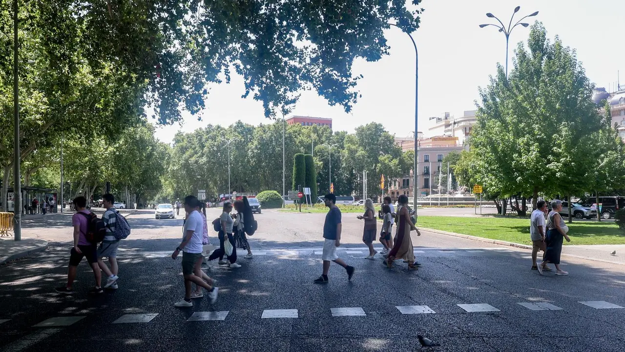 Varias personas en el centro de la ciudad.